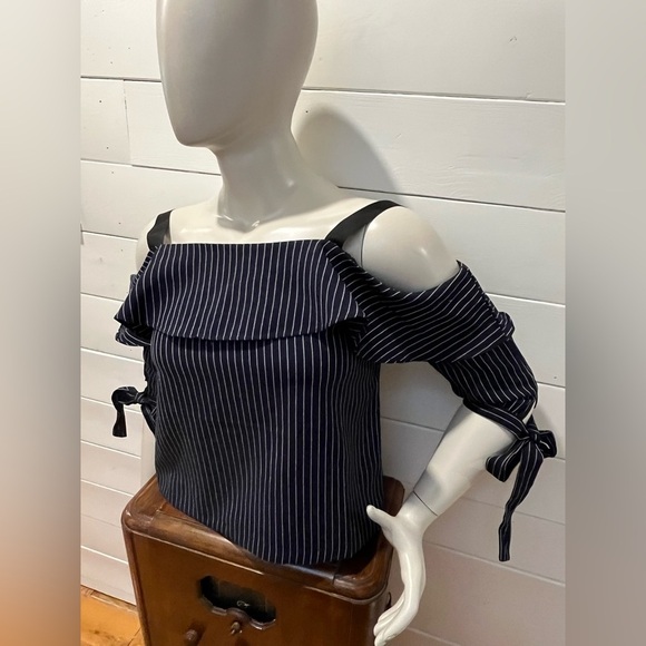 ESSUE – Navy and white pinstripe cold-shoulder top, size M. - Picture 5 of 6